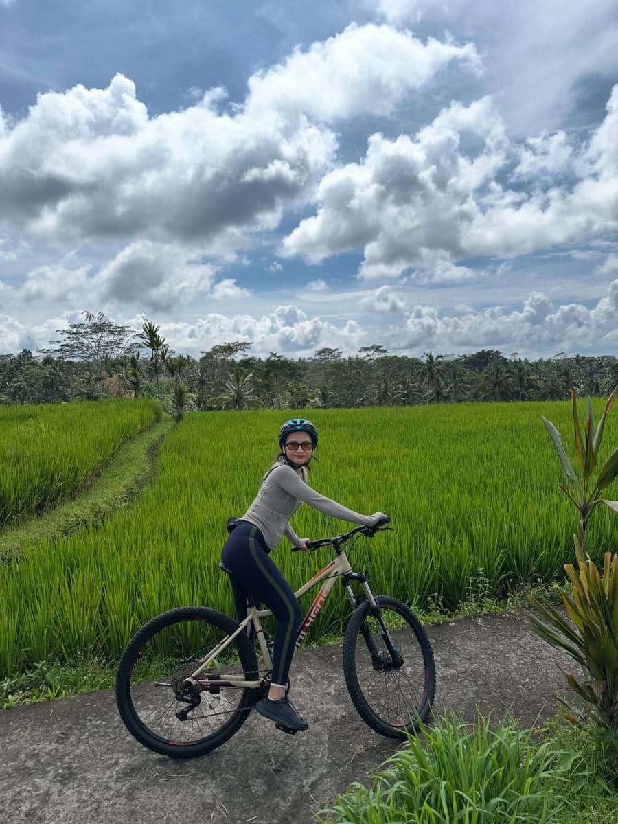 Acha Septriasa bersepeda di Bali.