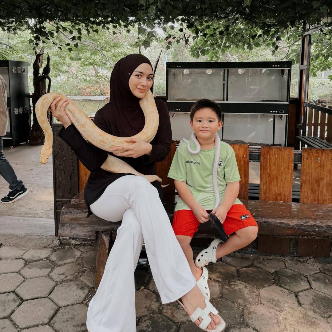 Citra Kirana ajak anak ke kebun binatang.