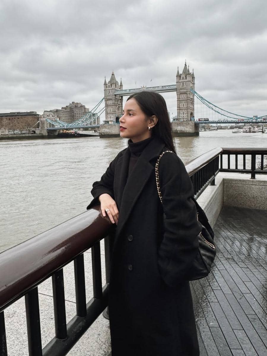 Liburan Yunita Siregar di London bersama suami.
