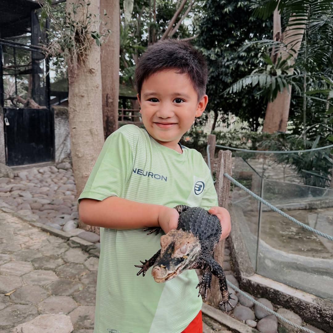 Citra Kirana ajak anak ke kebun binatang.