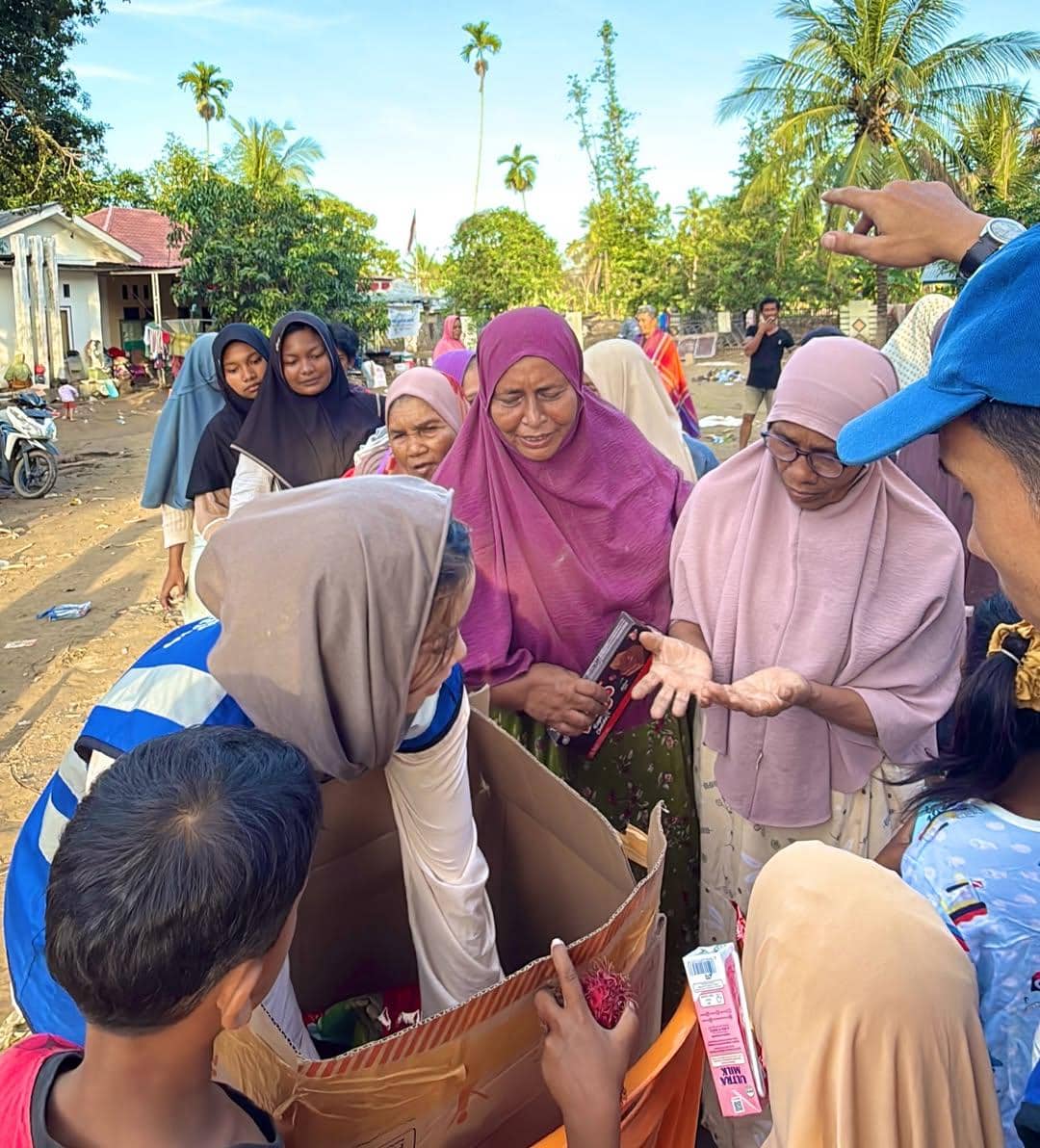 Regina Phoenix jadi relawan bencana di Pidie Jaya.