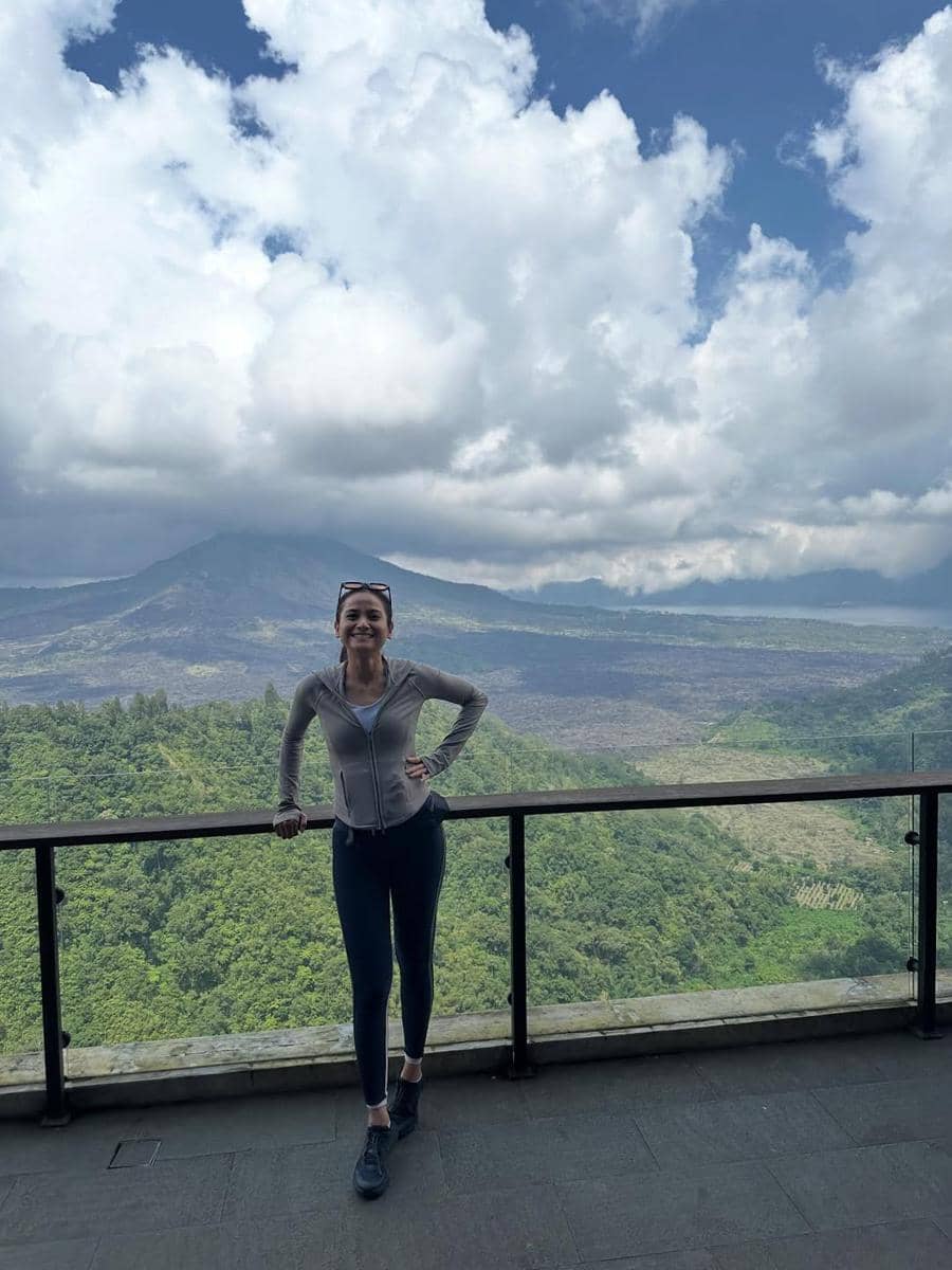 Acha Septriasa bersepeda di Bali.