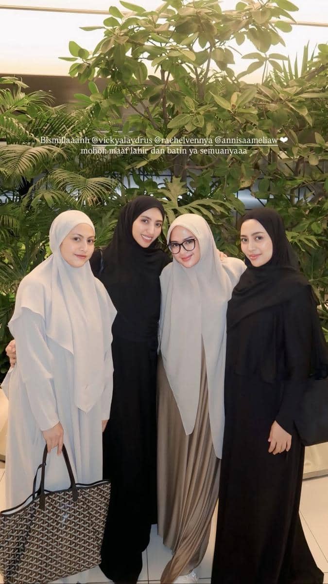 Rachel Vennya menunaikan ibadah umrah.