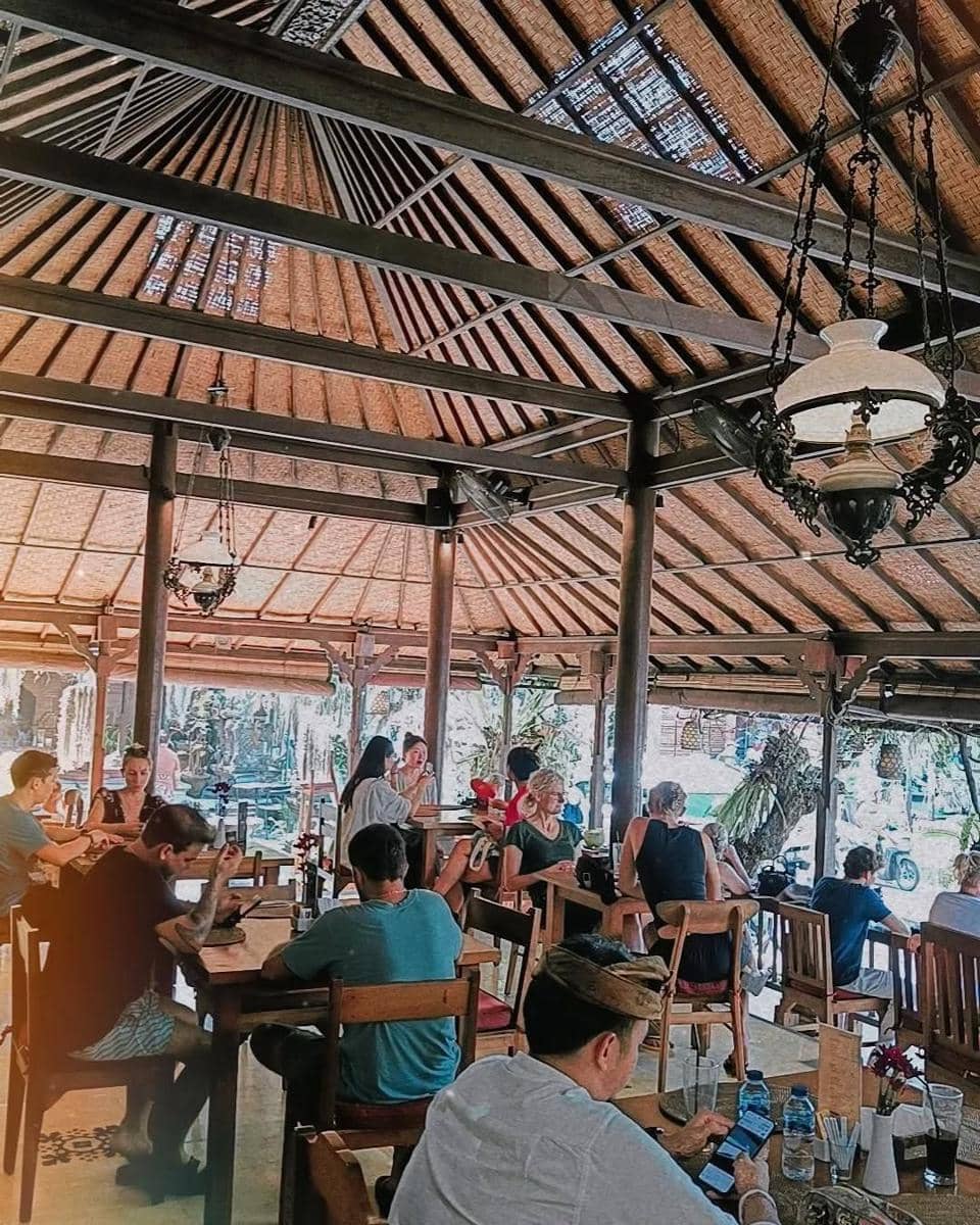 suasana di The Legend Cafe Ubud (instagram.com/thelegendubud)