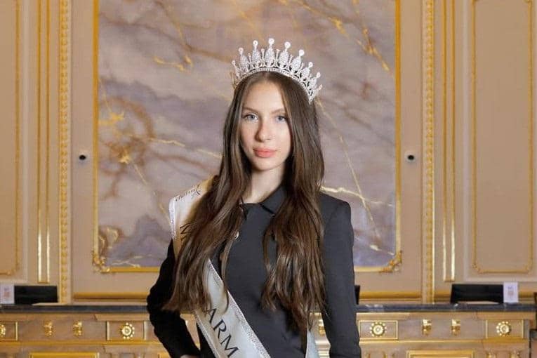 potret Alara Eric, Miss Charm Turki 2025