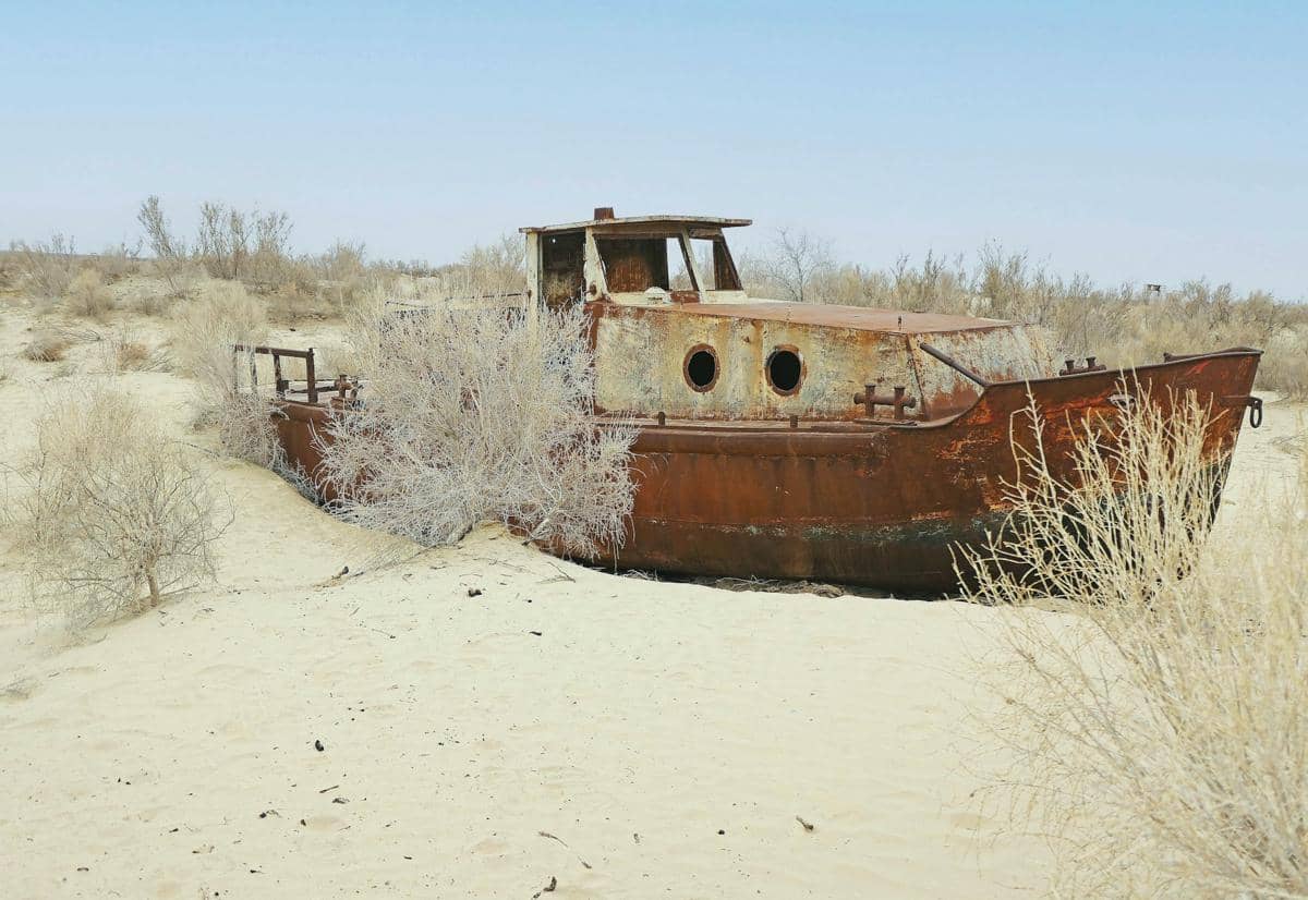 pemandangan keringnya Laut Aral