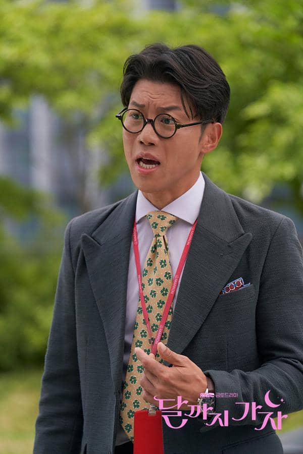 potret Eum Moon Suk di drakor To The Moon