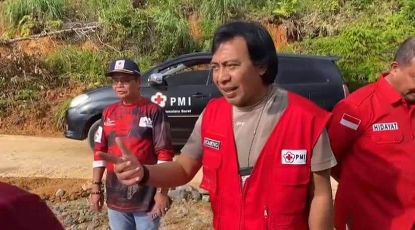 potret Komeng jadi relawan PMI di Padang