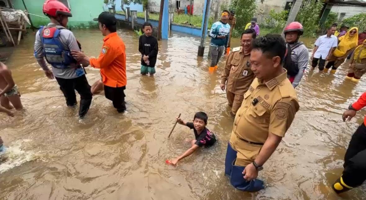 Wali Kota Pontianak, Edi Rusdi Kamtono memantau banjir rob.