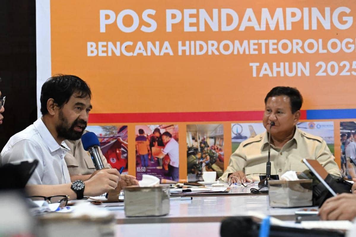 Presiden Prabowo Subianto memimpin rapat terbatas (ratas) penanganan bencana banjir Sumatra di Banda Aceh, Minggu (7/12/2025) (dok. Sekretariat Presiden)