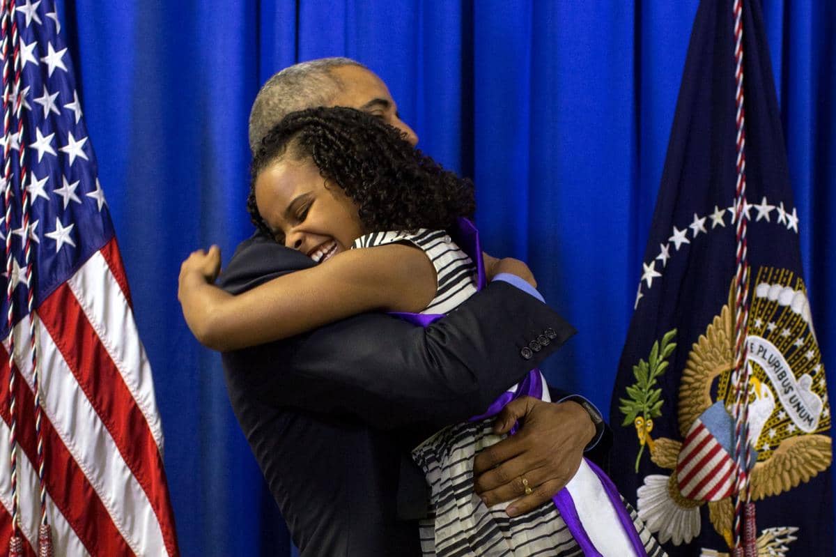 Presiden Barack Obama memeluk Mari Copeny, 8 tahun, di belakang panggung di SMA Northwestern di Flint, Michigan, 4 Mei 2016. Mari menulis surat kepada Presiden tentang krisis air di Flint. (Foto Resmi Gedung Putih oleh Pete Souza)