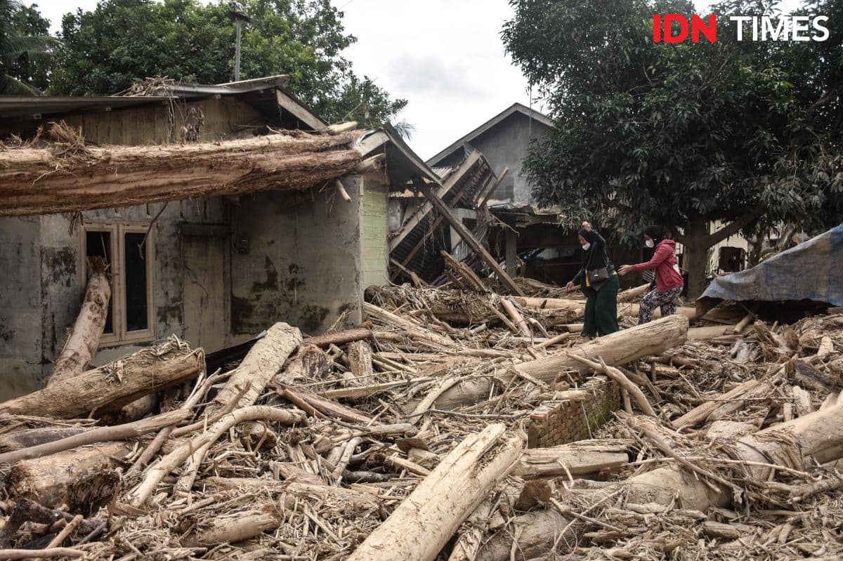 Penyintas melihat kondisi rumah yang terdampak banjir di Kecamatan Karang Baru, Kabupaten Aceh Tamiang, Sabtu (8/12/2025). (IDN Times/Prayugo Utomo)