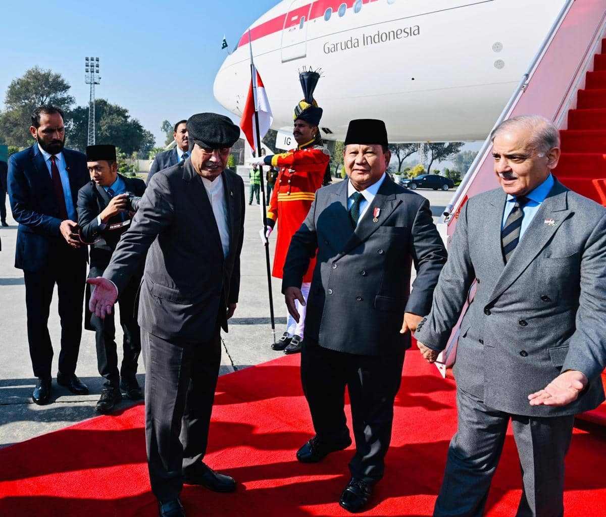 Presiden Pakistan Asif Ali Zardari dan PM Pakistan Shehbaz Sharif menyambut kedatangan PResiden Prabowo (dok. Sekretariat Presiden) 
