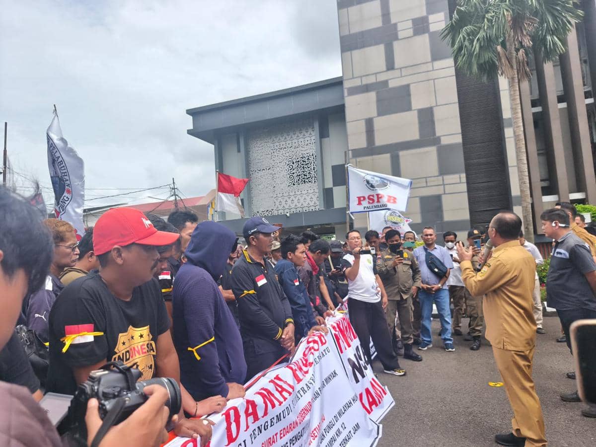 Demonstrasi sopir truk di Palembang di kantor Gubernur Sumsel (Dok: FKPSSB)