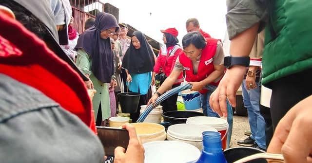 potret Komeng jadi relawan PMI di Padang
