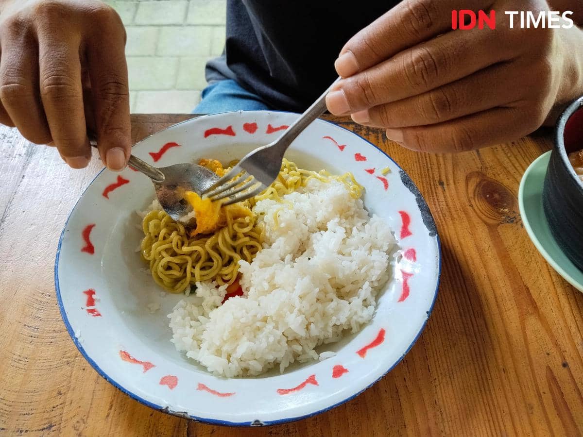 Ilustrasi makan mi instan pakai nasi.