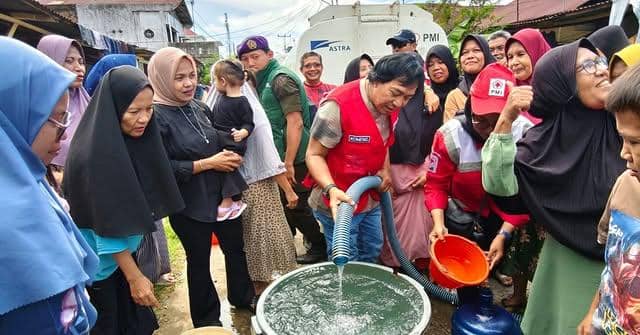 potret Komeng jadi relawan PMI di Padang