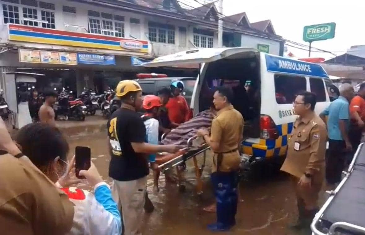 Sejumlah warga dievakuasi karena banjir rob. 