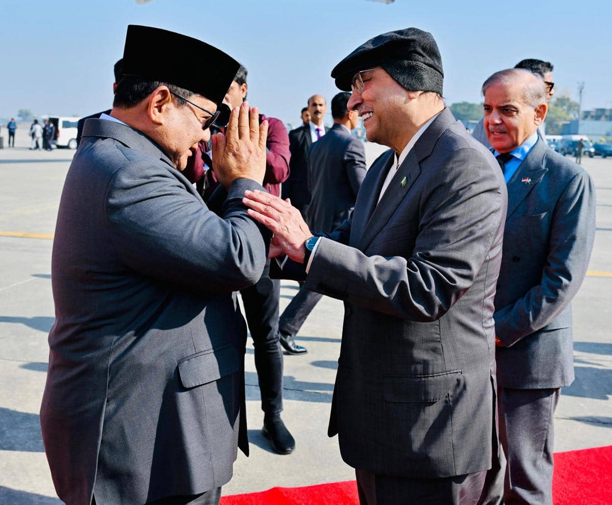 Presiden Pakistan Asif Ali Zardari dan PM Pakistan Shehbaz Sharif menyambut kedatangan PResiden Prabowo (dok. Sekretariat Presiden) 