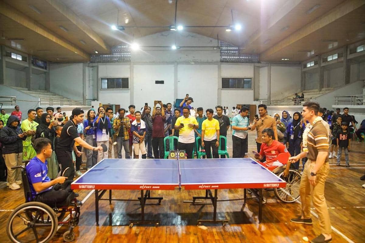 Anggota Komisi X DPR RI, Verrell Bramasta bersama atlet disabilitas