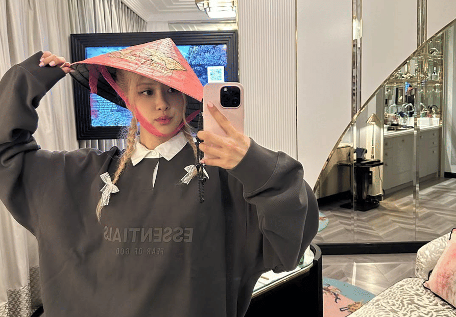 Potret Rose sedang berswafoto (Instagram.com/roses_are_rosie)