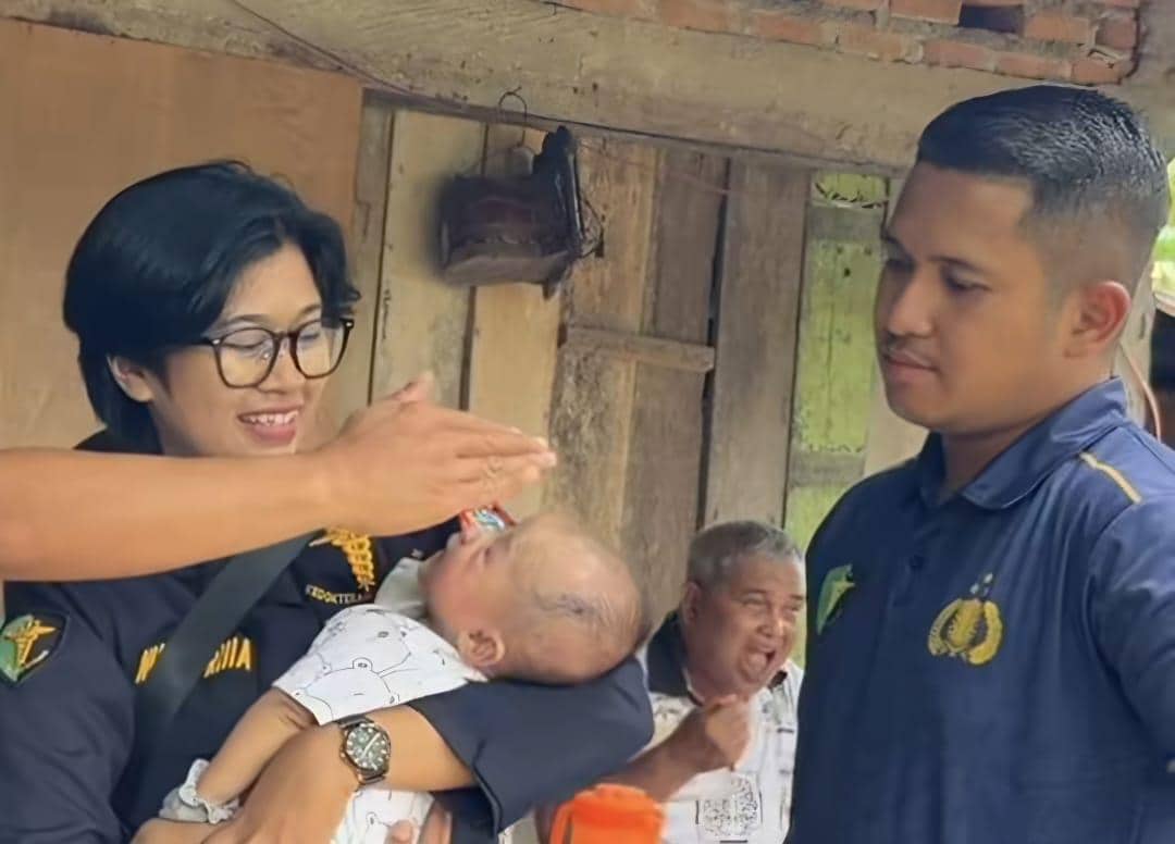 Biddokes Polda Riau memeriksa Bayi Fathan