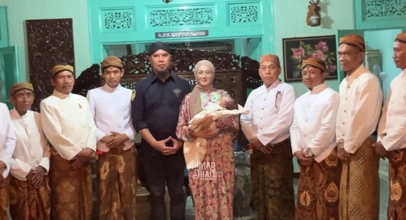 potret Ahmad Dhani dan Mulan Jameela adopsi bayi