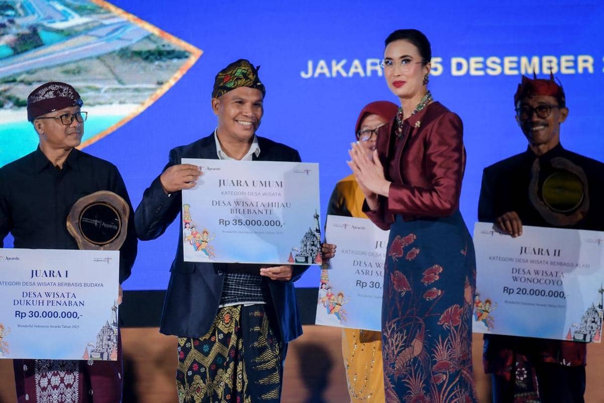 Menteri Pariwisata, Widiyanti Putri Wardhana, menyerahkan penghargaan kepada peraih Wonderful Indonesia Awards 2025 di Balairung Soesilo Soedarman, Gedung Sapta Pesona, Jakarta, Jumat, 5 Desember 2025