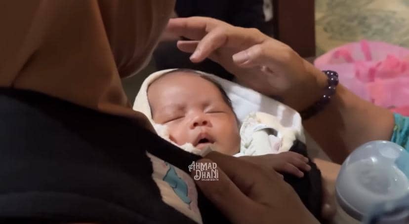 potret Ahmad Dhani dan Mulan Jameela adopsi bayi