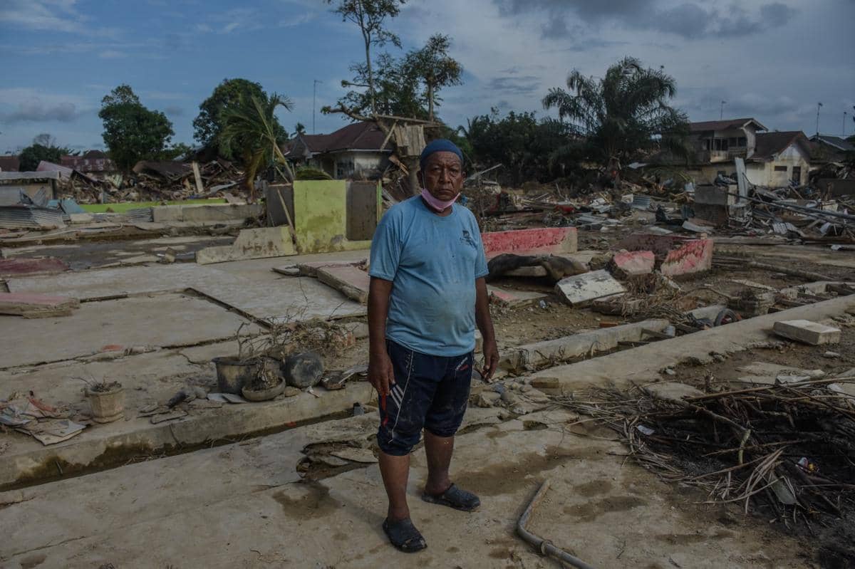 Karli di antara puing-puing bekas banjir bandang Aceh Tamiang, Senin (8/12/2025).