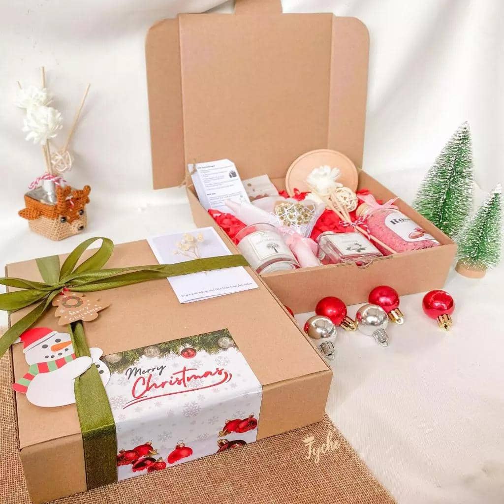 Ilustrasi kado Natal (Shopee/Tyyychee)
