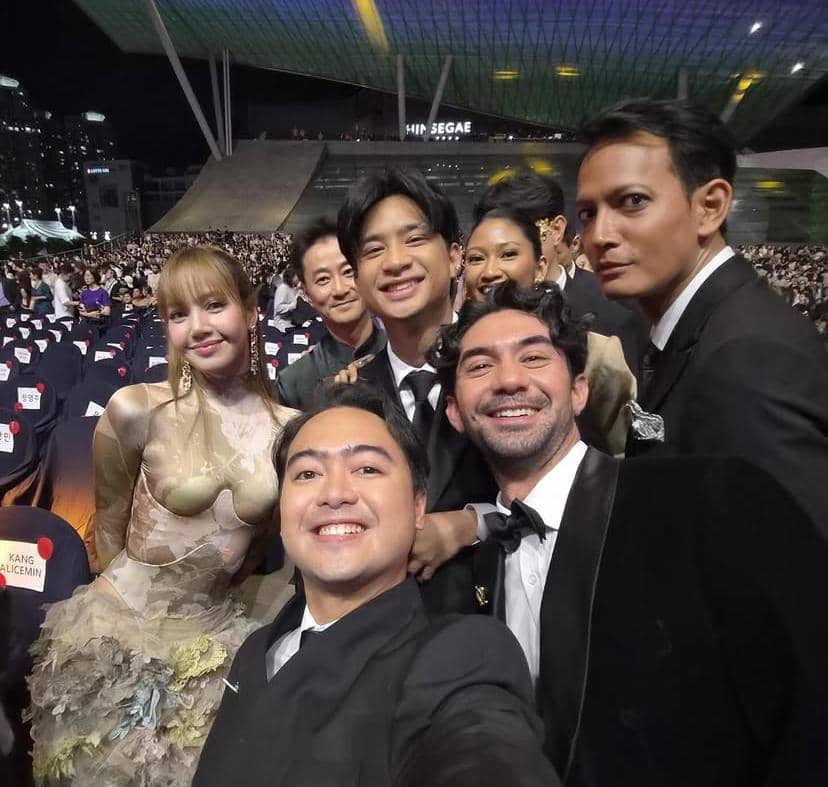 potret tim film Pangku di BIFF 2025 selfie bareng Lisa BLACKPINK