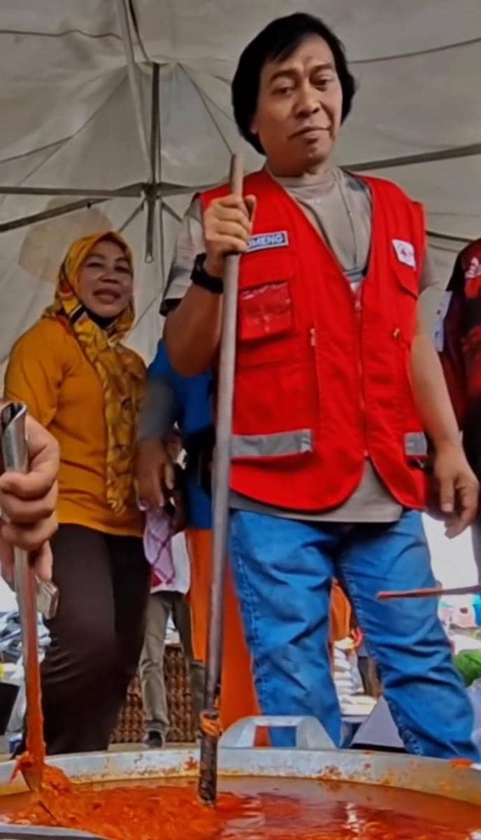 potret Komeng jadi relawan PMI di Padang