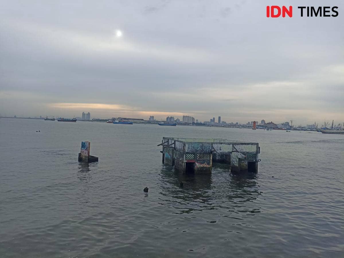 Tanggul laut pesisir di Muara Baru bocor