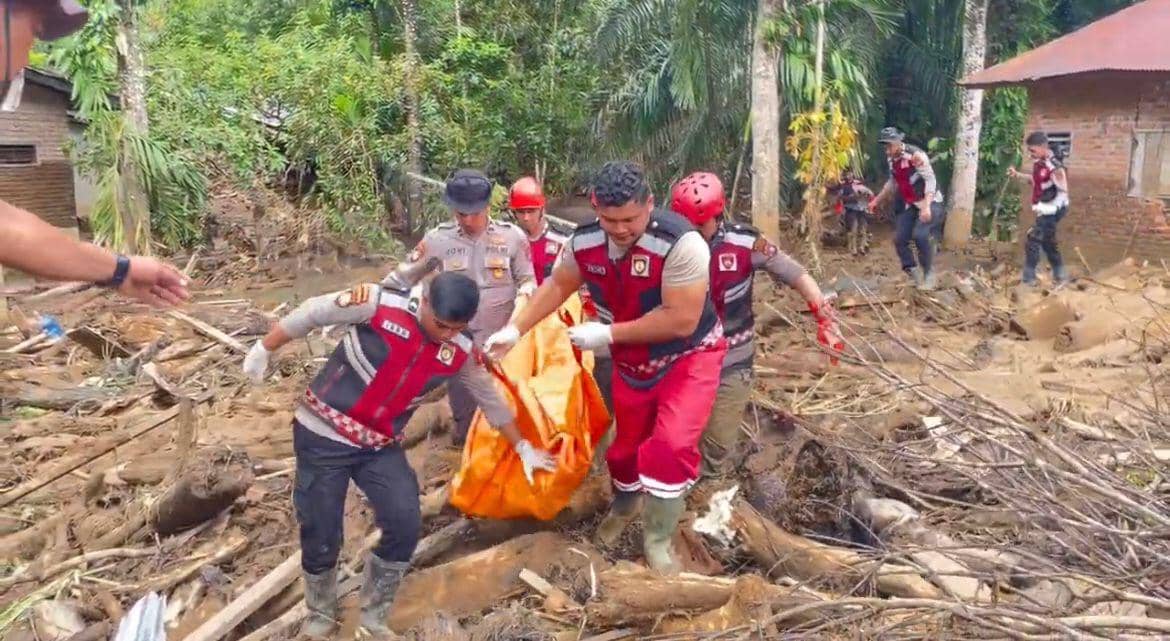 Tim gabungan mengevakuasi salah satu jenazah yang ditemukan di lokasi banjir bandang.