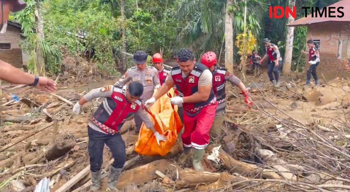 Tim gabungan mengevakuasi salah satu jenazah yang ditemukan di lokasi banjir bandang (Foto: IDN Times./Halbert Caniago)