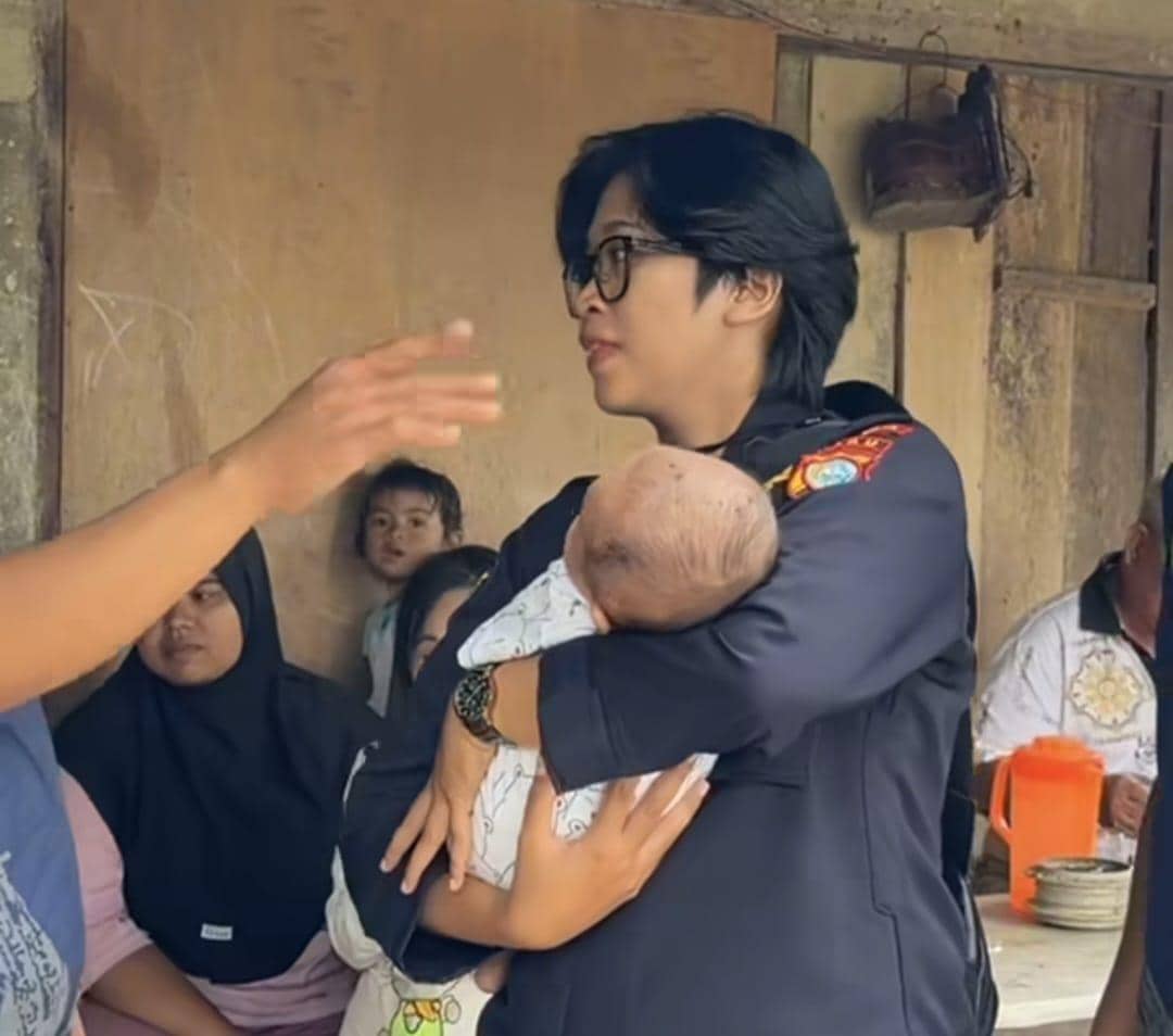 Biddokes Polda Riau memeriksa Bayi Fathan