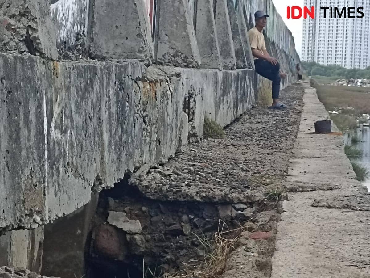 Tanggul laut pesisir di Muara Baru bocor