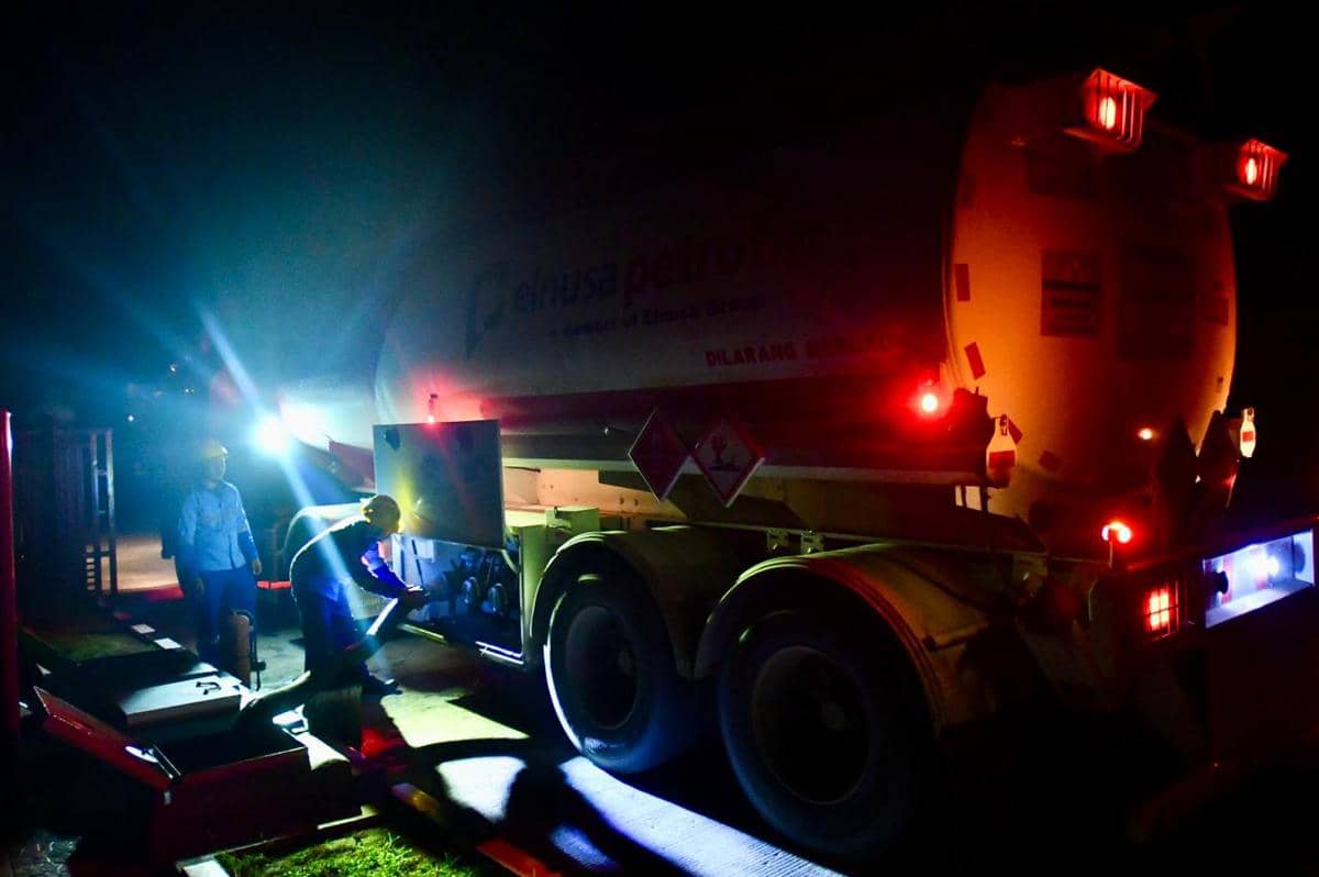 Aksi awak mobil tangki Pertamina salurkan BBM ke Bireuen (dok.Pertamina)