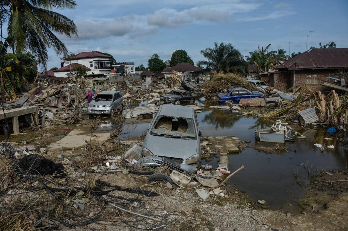 Mobil-mobil yang berserakan di antara puing-puing bekas banjir bandang Aceh Tamiang, Senin (8/12/2025) (IDN Times/Prayugo Utomo)