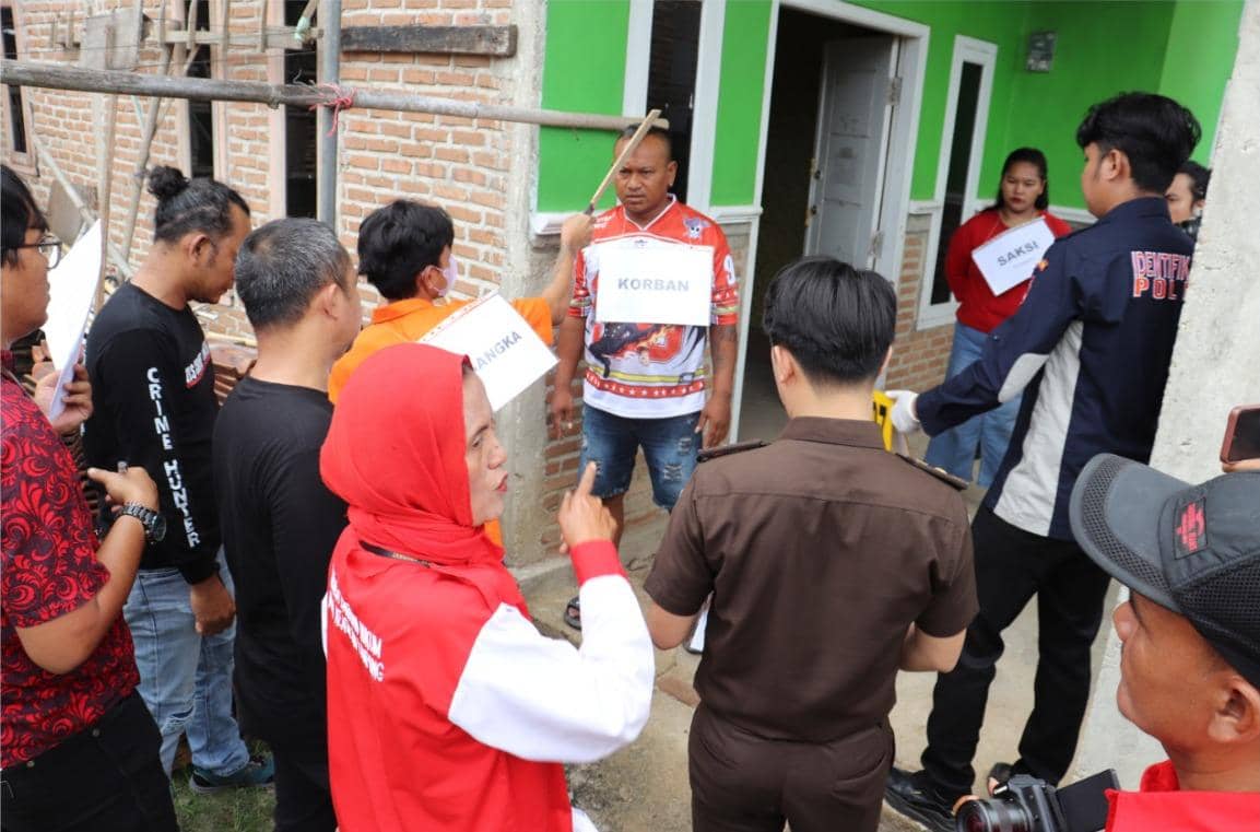 Rekonstruksi kasus pembunuhan tersangka Adji Darma Saputra.