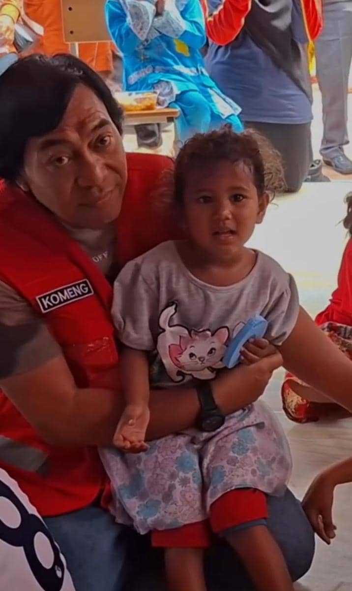 potret Komeng jadi relawan PMI di Padang