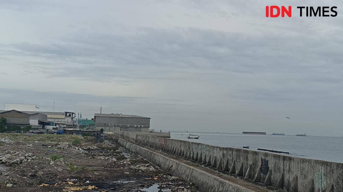 Tanggul laut pesisir di Muara Baru bocor