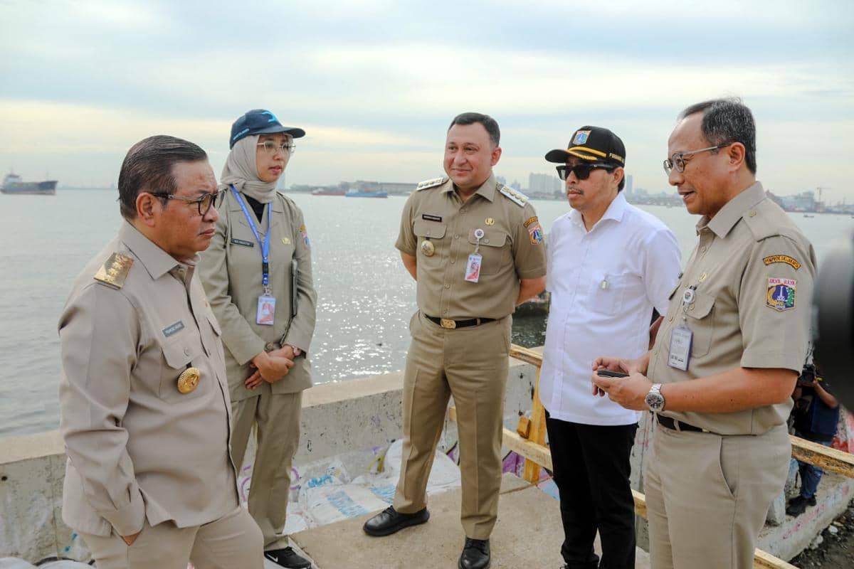 Pramono Anung meninjau tanggul di Muara Baru