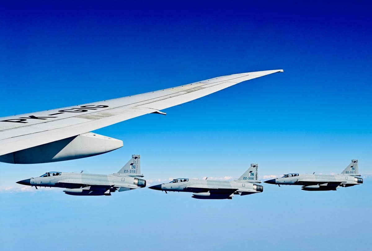 Sebanyak enam jet tempur JF-17 Thunder milik Angkatan Udara Pakistan mengawal pesawat Kepresidenan yang membawa PResiden Prabowo (dok. Sekretariat Presiden)