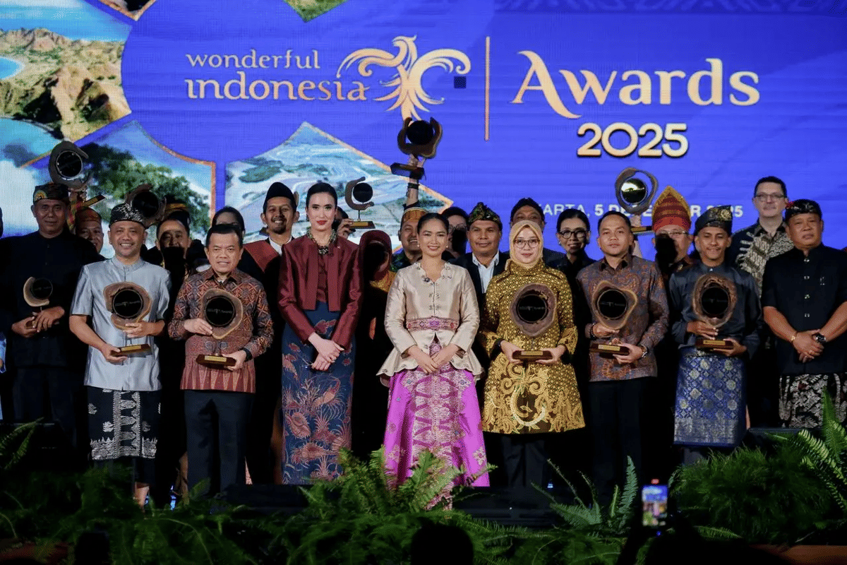 Menteri Pariwisata, Widiyanti Putri Wardhana, bersama peraih penghargaan Wonderful Indonesia Awards 2025 di Balairung Soesilo Soedarman, Gedung Sapta Pesona, Jakarta, Jumat, 5 Desember 2025
