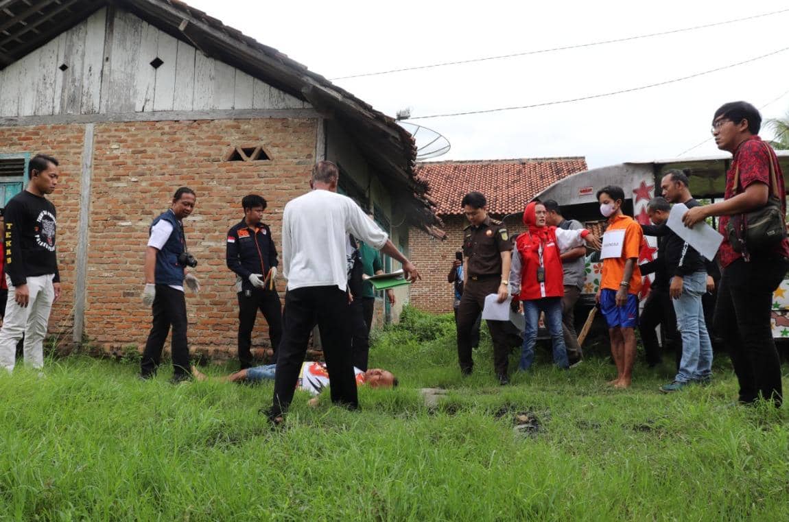Rekonstruksi kasus pembunuhan tersangka Adji Darma Saputra.
