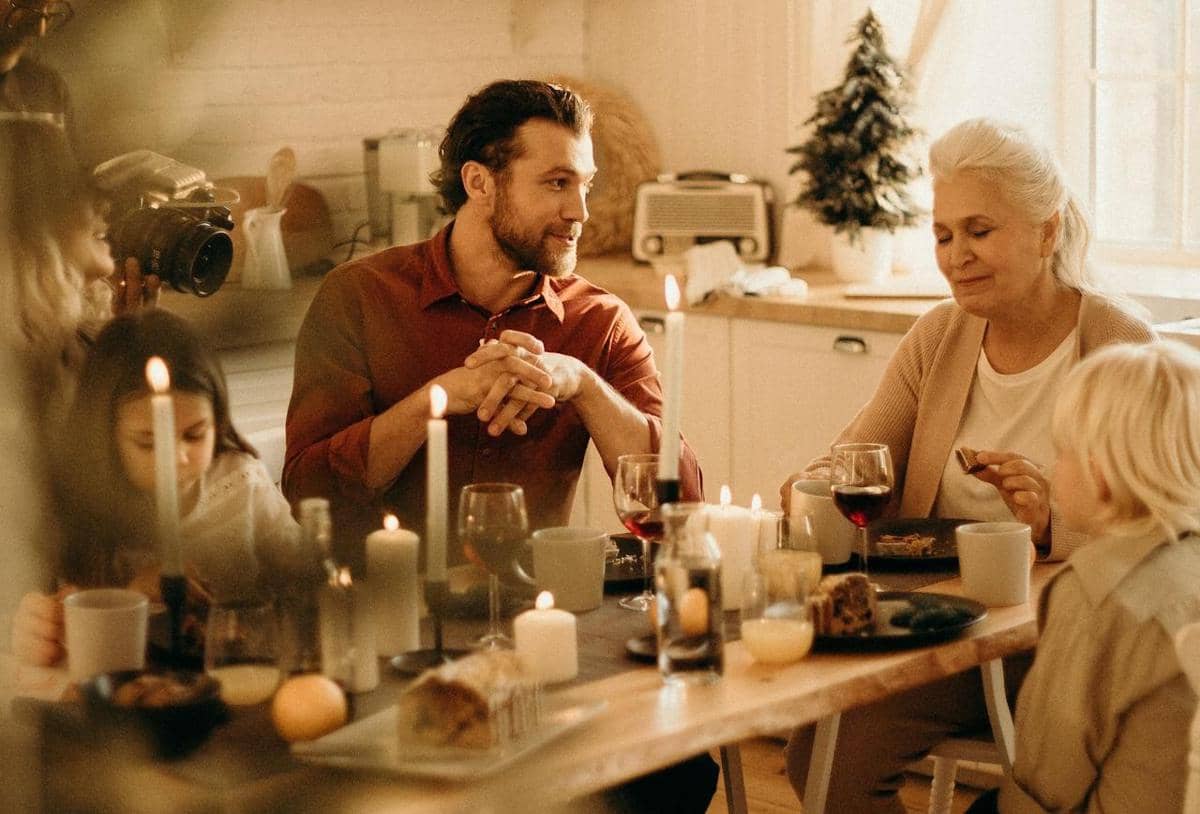 Ilustrasi makan bersama saat Natal (pexels.com/Photo by cottonbro studio)