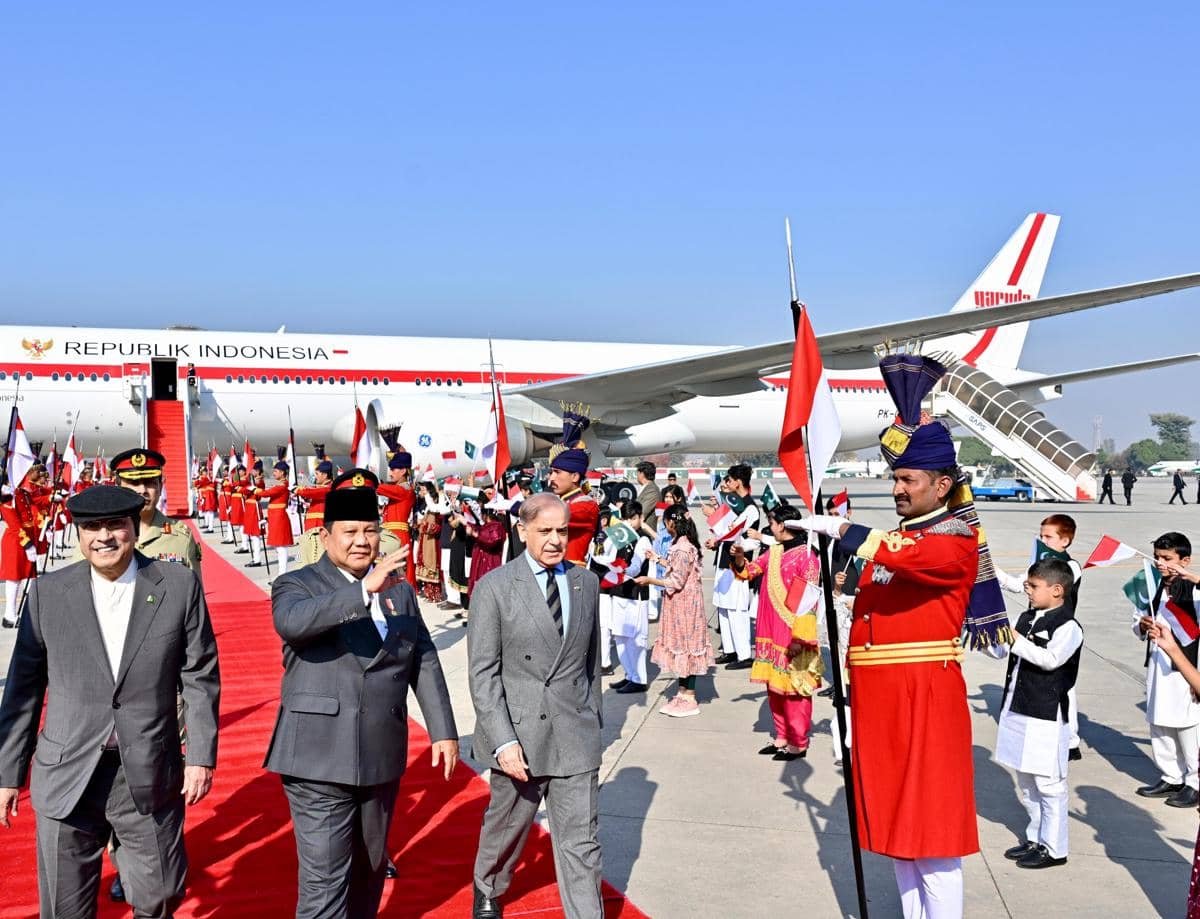 Presiden Pakistan Asif Ali Zardari dan PM Pakistan Shehbaz Sharif menyambut kedatangan PResiden Prabowo (dok. Sekretariat Presiden) 