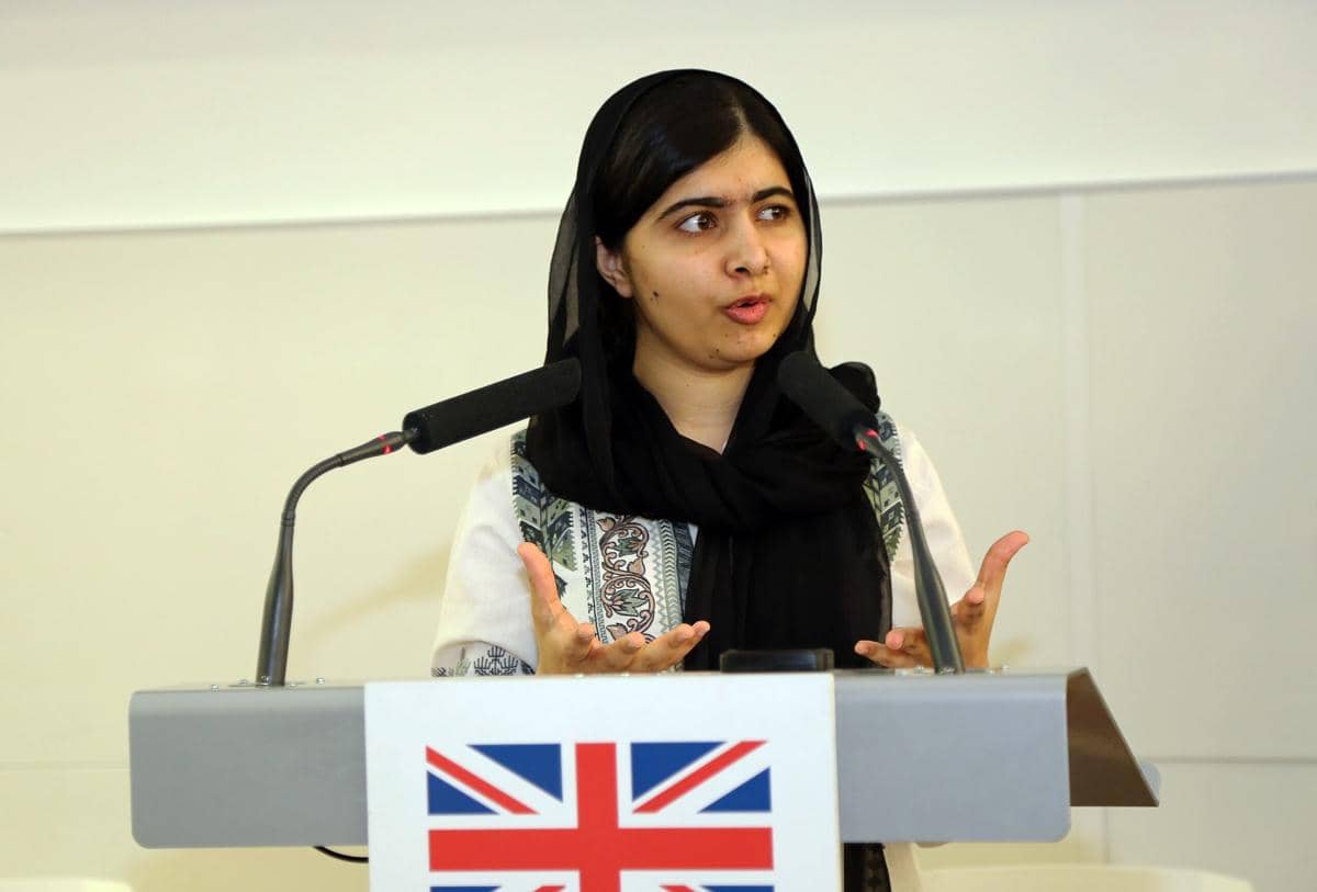Malala Yousafzai berbicara kepada staf DFID untuk membahas pentingnya pendidikan anak perempuan. Foto: Ricci Coughlan/DFID 18 April 2017 (DFID - UK Department for International Development, CC BY 2.0, via Wikimedia Commons)